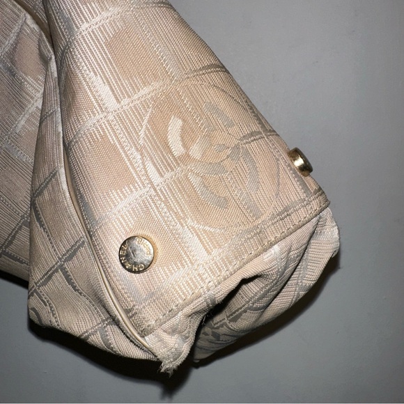 CHANEL Beige Checkered travel Tote Bag - Picture 4 of 16